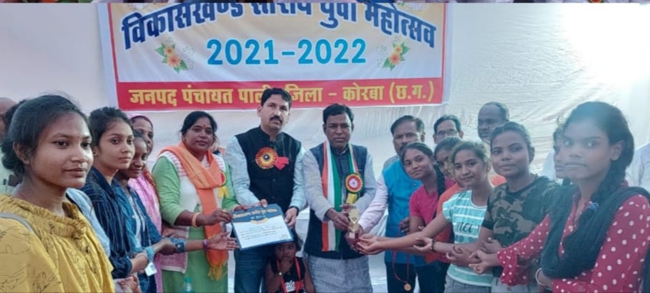 विकास खंड स्तरीय युवा महोत्सव में महाविद्यालय की टीम खो-खो उपविजेता का पुरस्कार ग्रहण करते हुए।