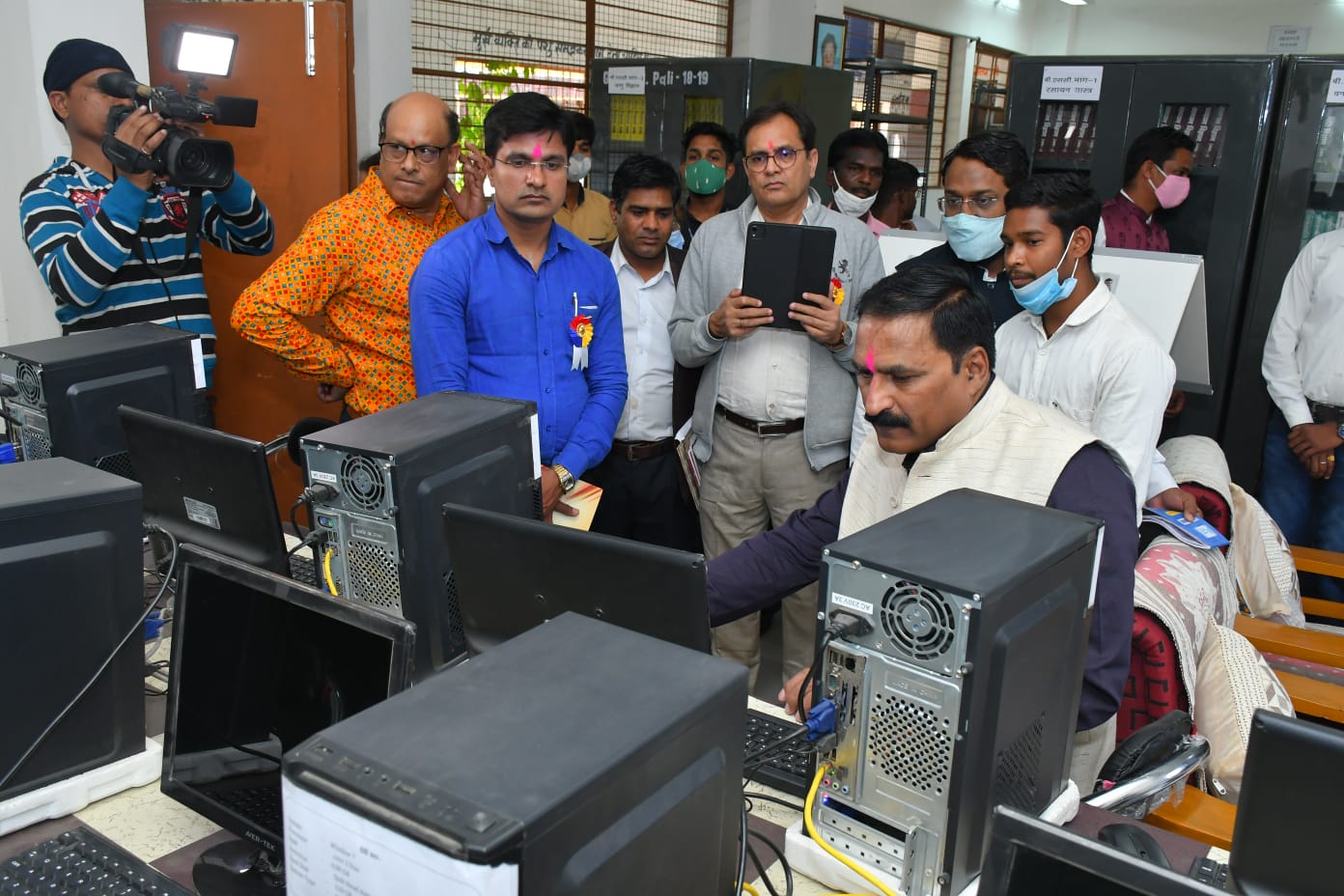 SLQAC टीम ग्रन्थालय निरीक्षण करते हुए।