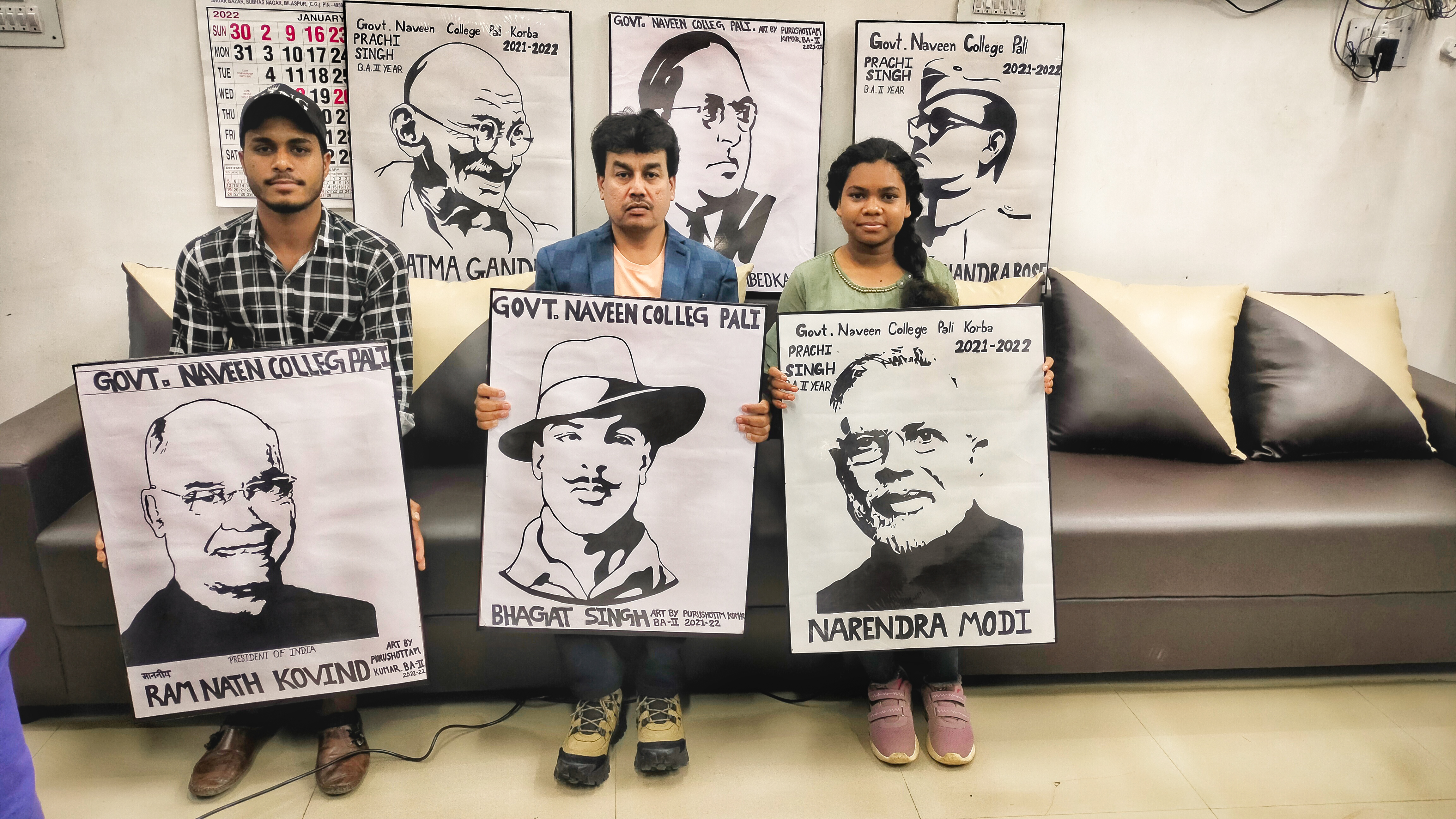 महाविद्यालय के छात्र अपनी हस्तनिर्मित पेंटिंग्स प्राचार्य जी को सौंपते हुए।