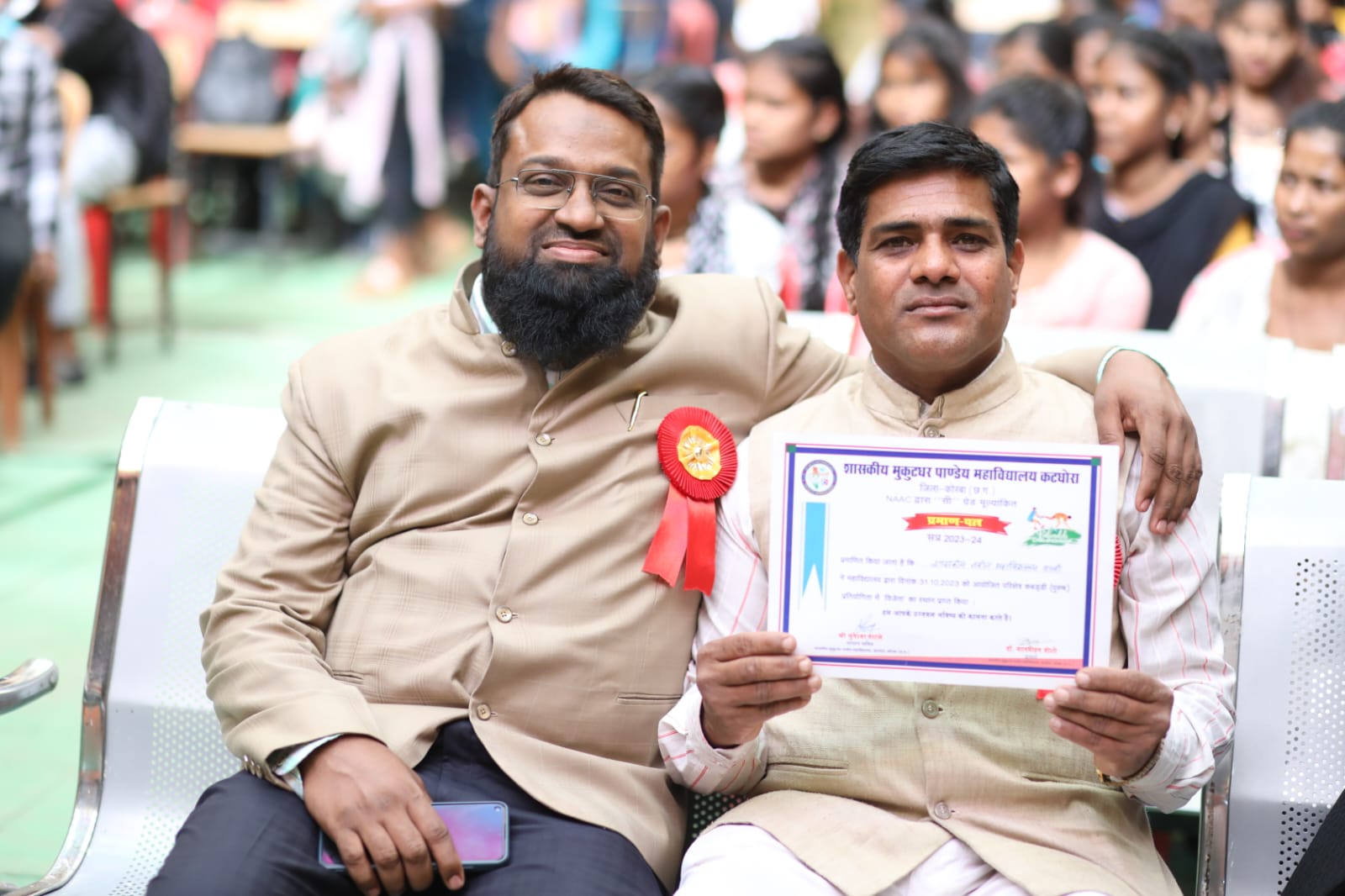 पुरुष कबड्डी प्रतियोगिता के प्रमाण पत्र के साथ क्रीड़ा अधिकारी 