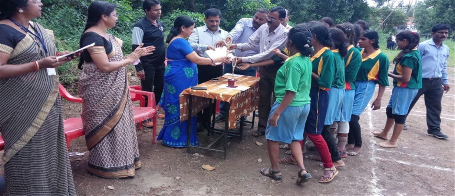Kho-Kho Team Receiving Prize